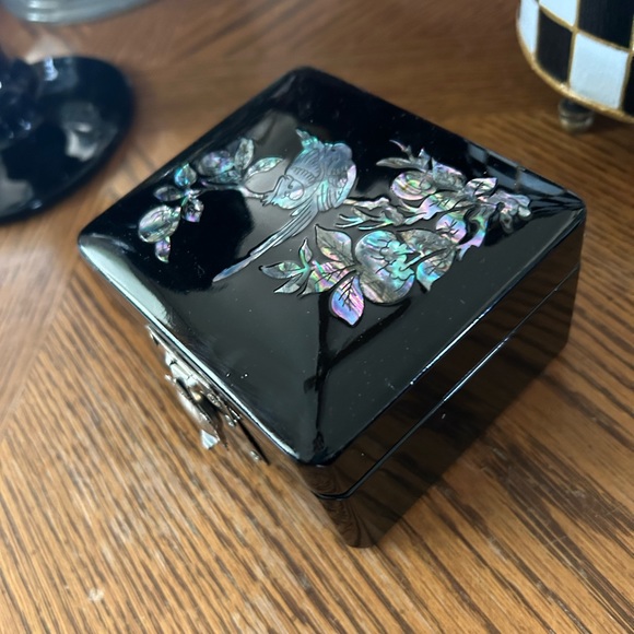 Vintage Inlay Flowers & Bird Mother of Pearl Black Lacquered Jewelry Trinket Box